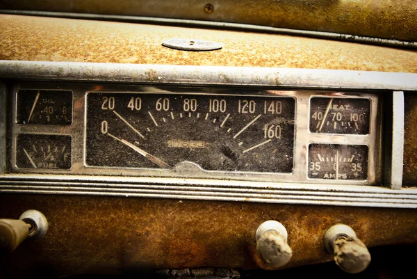 Grunge y altos elementos oxidados del viejo coche de lujo . —  Fotos de Stock