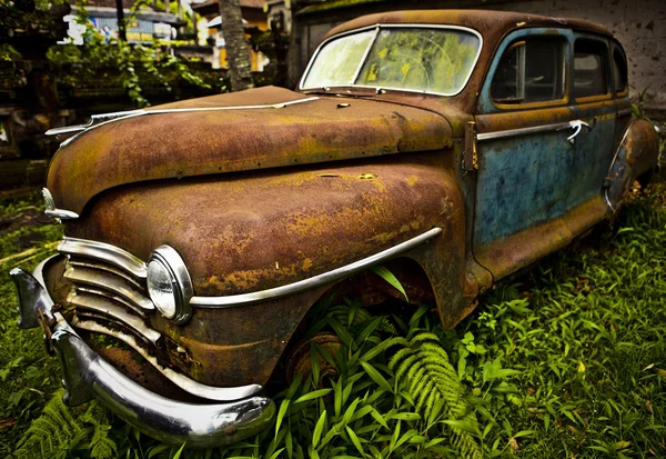 그런 지와 hight 오래 된 럭셔리 자동차의 녹슨 요소. — 스톡 사진