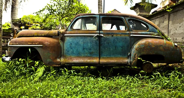 Grunge och höjd rostiga delar av gammal lyxbil. — Stockfoto