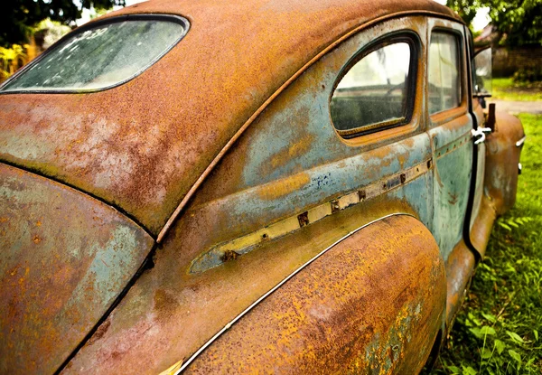 그런 지와 hight 오래 된 럭셔리 자동차의 녹슨 요소. — Stock Fotó