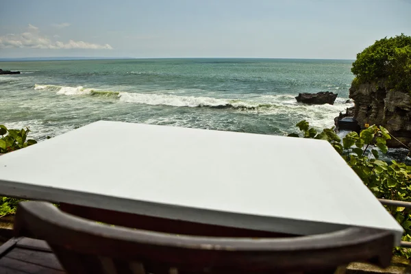 Chaise près de l'océan — Photo