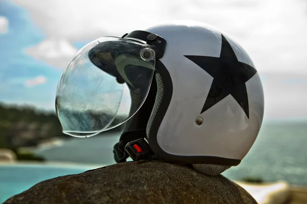 Motocyklové helmě nad přírodní pozadí — Stock fotografie