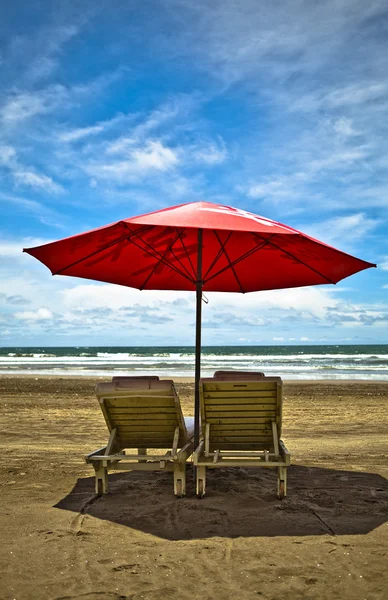 红海滩伞和白色的沙滩上的躺椅。关于热带天堂 — 图库照片