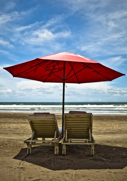 Röd parasoll och solstolar på den vita sanden. tropiska paradis på — Stockfoto