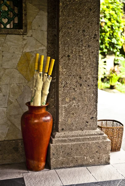 Stojak drewniany parasol — Zdjęcie stockowe