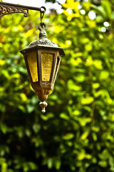 Stará malá pouliční lampa v zahradě — Stock fotografie