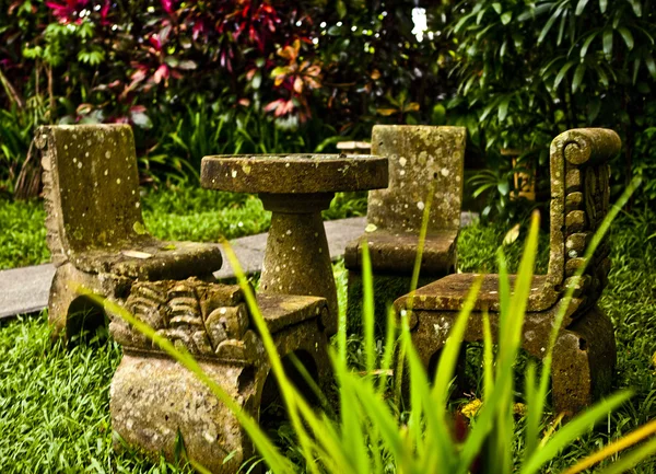 Παλιό στυλ πέτρα κυκλικό τραπέζι και καρέκλες σε έναν κήπο — Φωτογραφία Αρχείου