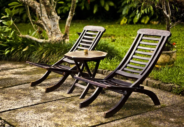 Židle a stůl na zahradě — Stock fotografie