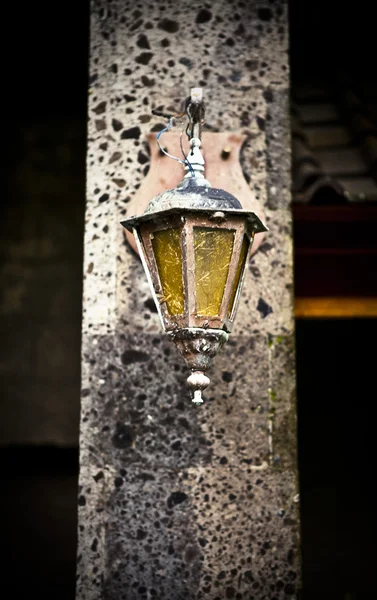 Una vieja lámpara de calle cuelga de la pared — Foto de Stock