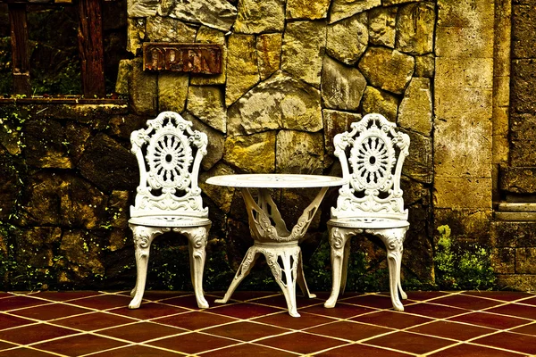 Vintage stol och bord framför gård — Stockfoto