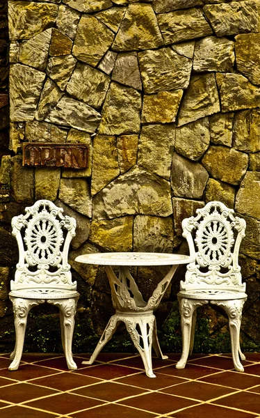 复古椅子和表在前面围场 — 图库照片