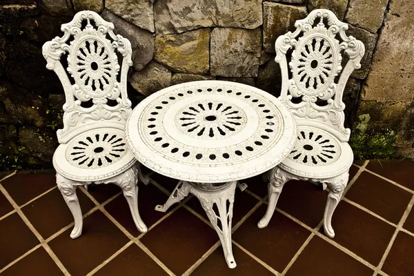 Винтажный стул и стол во дворе — стоковое фото