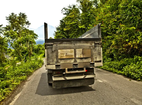Завантажена вантажівка на шосе . — стокове фото