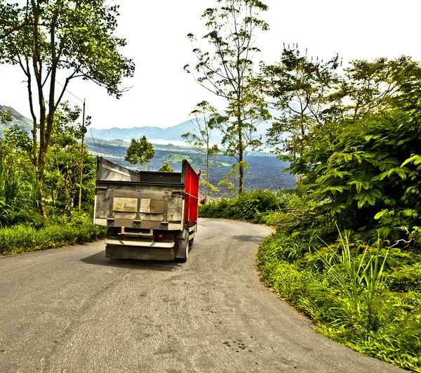 Geladen truck op een snelweg. — Stockfoto