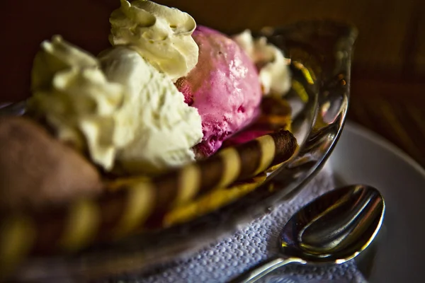 Gelato in ciotola con tre misurini — Foto Stock