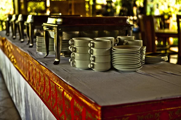 Čisté nádobí na dřevěný stůl — Stock fotografie