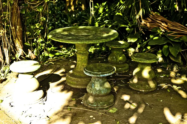 Weathered table and chairs in the park. — Stock Photo, Image