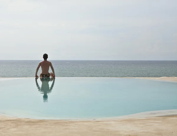 Caucasiano em forma de homem posando em uma piscina — Fotografia de Stock