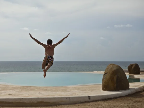 Caucásico en forma hombre posando en una piscina —  Fotos de Stock