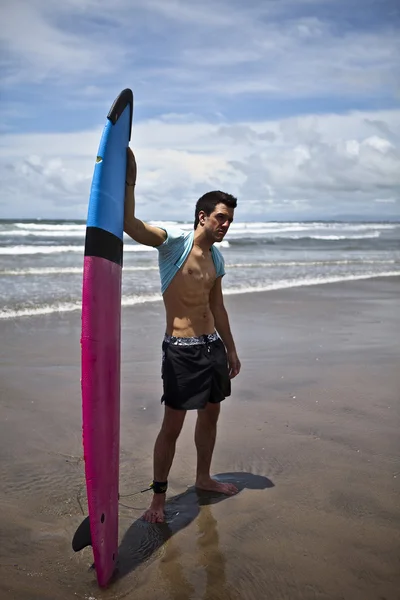 서핑 보드와 함께 젊은 매력적인 서퍼 — 스톡 사진