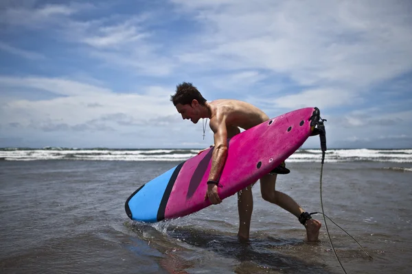 Mladý atraktivní surfař s prkno — Stock fotografie