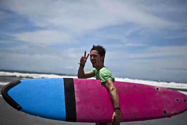 Genç çekici surfer sörf tahtası ile — Stok fotoğraf