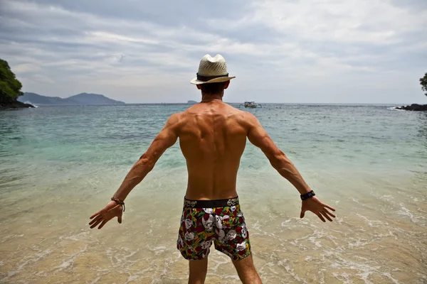 Seksi beyaz adam bir plajda poz uygun — Stok fotoğraf