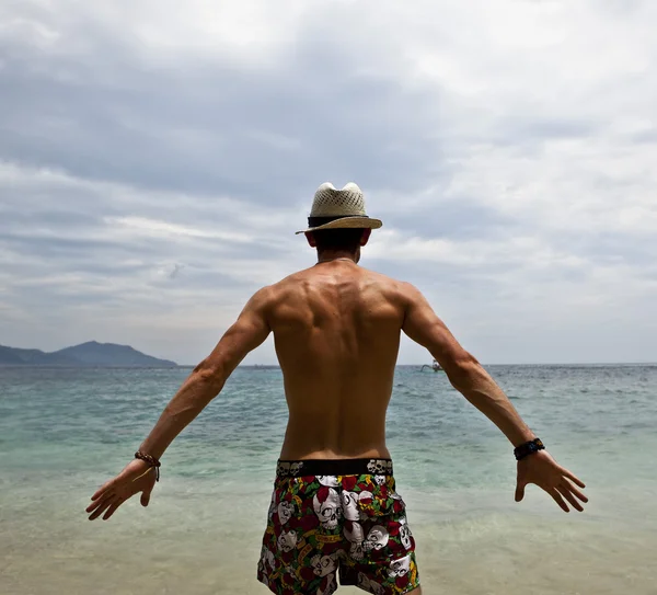 性感白种人适合摆在海滩的男人 — 图库照片