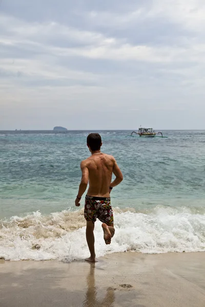 Sexy caucasico in forma uomo in posa in una spiaggia — Foto Stock