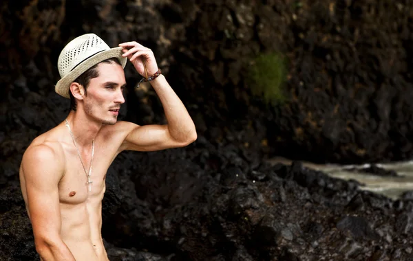 Sexy caucasien ajustement l'homme posant dans un plage — Photo