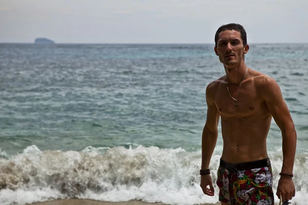 Sexy caucasiano apto homem posando em uma praia — Fotografia de Stock