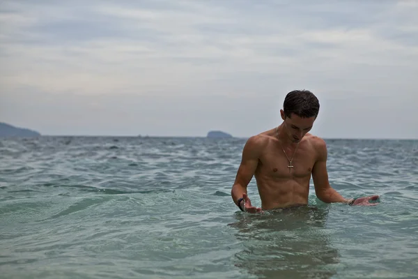 Sexy caucasico in forma uomo in posa in una spiaggia — Foto Stock