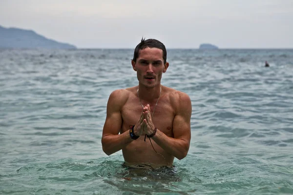 Sexy caucásico en forma hombre posando en una playa — Foto de Stock
