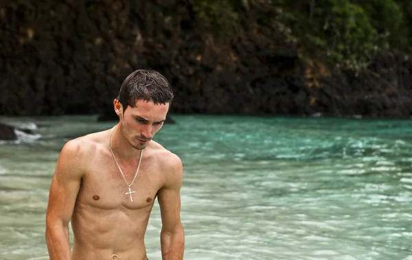 Sexy caucásico en forma hombre posando en una playa —  Fotos de Stock