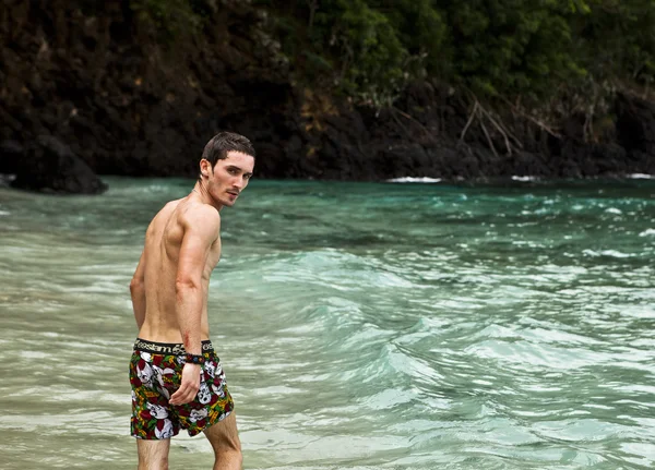 Sexy caucasico in forma uomo in posa in una spiaggia — Foto Stock