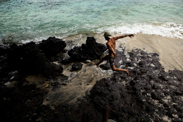 Sexy caucásico en forma hombre cerca del océano —  Fotos de Stock