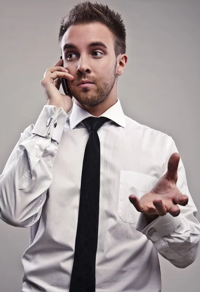 Mladý pohledný podnikatel mluví po telefonu — Stock fotografie