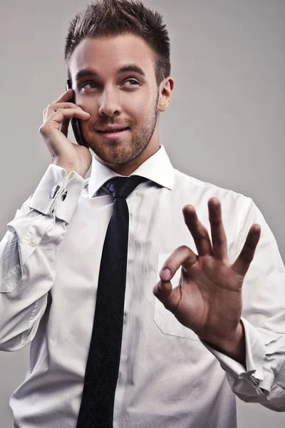 Ung stilig affärsman pratar i telefon — Stockfoto
