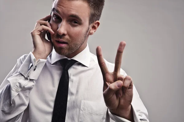 Mladý pohledný podnikatel mluví po telefonu — Stock fotografie