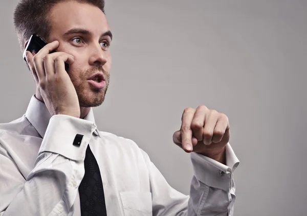 Молодой привлекательный бизнесмен разговаривает по телефону — стоковое фото