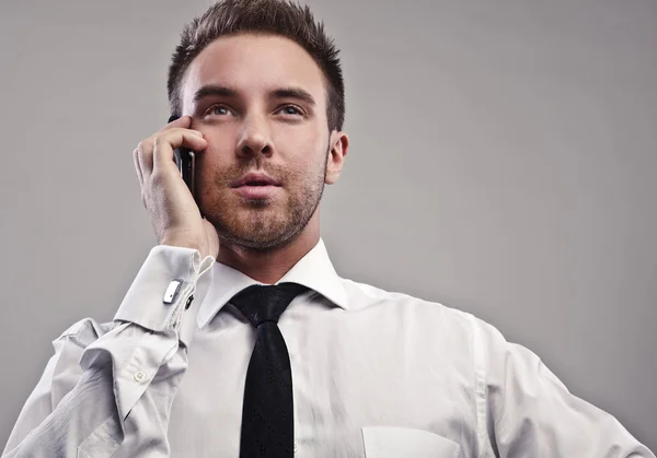 Fiatal jóképű üzletember beszél telefonon. — Stock Fotó