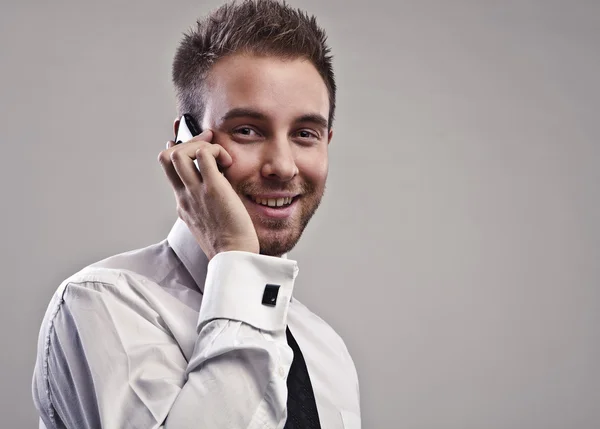Νεαρός όμορφος επιχειρηματίας μιλάει στο τηλέφωνο — Φωτογραφία Αρχείου