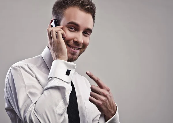 Jeune homme d'affaires beau parler au téléphone — Photo