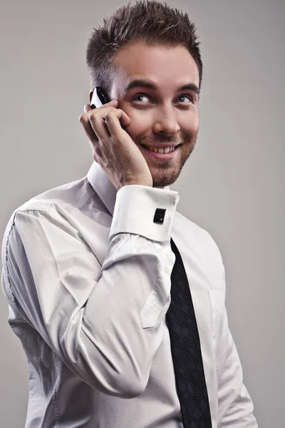 Jovem empresário bonito falando ao telefone — Fotografia de Stock