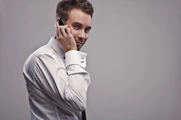 젊고 잘생긴 사업가가 전화로 이야기 한다 — 스톡 사진