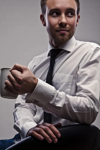 Jovem empresário atraente com boné branco — Fotografia de Stock