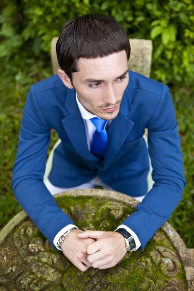 Porträtt av en snygg vacker ung man i kostym utomhus. — Stockfoto