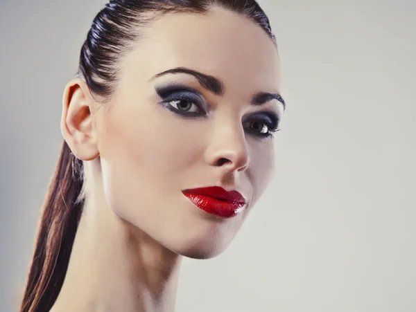 Perfect young woman with red lips. — Stock Photo, Image