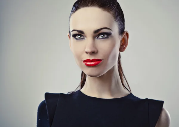 Perfekt ung kvinna med röda läppar. — Stockfoto