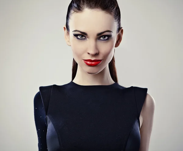 Perfekt ung kvinna med röda läppar. — Stockfoto
